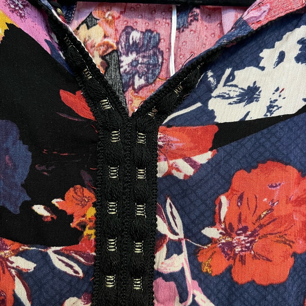 Jessica Simpson Tifany Embellished Floral Multicolor Blouse. Small - Picture 5 of 10